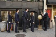 How I Met Your Mother – Als sich Barney für eine Frau oder seine Anzüge entscheiden muss, kann er an nichts anderes mehr als an die eleganten Dinger denken: Ted (Josh Radnor, 2.v.l.), Robin (Cobie Smulders, l.), Barney (Neil Patrick Harris, r.), Lily (Alyson Hannigan, 2.v.r.) und Marshall (Jason Segel, M.) ...
