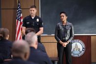 The Rookie – Officer Tim (Eric Winter) und Nyla (Mekia Cox) besprechen mit der Belegschaft die Beweislage nach dem Überfall auf die Federal Reserve und den brutalen Angriff auf die Polizeistation.