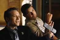 Castle – Siegessicher: Kevin (Seamus Dever, l.) und Javier (Jon Huertas, r.) sind voller Hoffnung, ihren Fall vor Castle und Kate zu lösen ...
