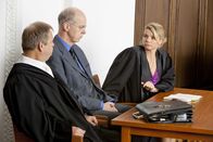 Danni Lowinski – Mit großem Einsatz versucht Danni (Annette Frier, r.) ihrem Mandanten Jochen Happe (Gottfried Vollmer, M.) zu helfen. Doch werden sie vor Gericht Erfolg haben?
