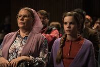 Mission Ulja Funk – Oma Olga (Hildegard Schroedter, l.) und Ulja Funk (Romy Lou Janinhoff, r.) sind in der Freikirche Lemheim.