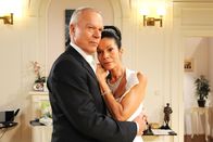 Sturm der Liebe – ARD STURM DER LIEBE FOLGE 1647 Uhr im ERSTEN. Hochzeit: Frisch vermählt bittet Werner (Dirk Galuba, l.) Doris (Simone Ritscher, r.), ihm zu vertrauen.