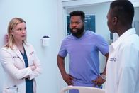 Atlanta Medical – (v.l.n.r.) Nicolette Nevin (Emily VanCamp); AJ Austin (Malcom-Jamal Warner); Dr. Mina Okafor (Shaunette Renée Wilson)