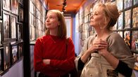 Hacks – Deborah (Jean Smart, r.) kehrt nach Sacramento zurück, um ihr neues Programm in einem altbekannten Comedy-Club zu testen – doch alte Bekanntschaften und die dubiose Vergangenheit des Clubs stellen sie und Ava (Hannah Einbinder, l.) auf die Probe.