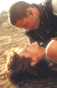 Speed – Während des gemeinsamen Abenteuers kommen sich Jack (Keanu Reeves, oben) und Annie (Sandra Bullock, unten) näher ...