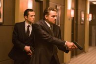 Inception – Eigentlich haben sich Arthur (Joseph Gordon-Levitt, l.) und Cobb (Leonardo DiCaprio, r.) auf das Klauen von wichtigen Informationen aus dem Unterbewusstsein einflussreicher Geschäftsleute spezialisiert, doch als ein Auftrag schief geht, verändert ein Angebot alles ...