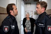 Großstadtrevier – Paul Dänning (Jens Münchow, l.) und Piet Wellbrook (Peter Fieseler, r.) sind sich sicher, dass Frau Presun (Irmgard Jedamzik, M.) ihren Nachbarn Faris Jarmadi ungerecht behandelt hat.