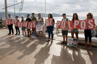 Re: – Mitstreiter der spanischen Tierschutzpartei Pacma protestieren am Strand von Las Palmas gegen den geplanten Bau der Krakenfarm.