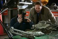 Mayday - Alarm im Cockpit – REENACTMENT - Ein leitender niederländischer Ermittler (gespielt von Todd Campbell) beaufsichtigt einen anderen Ermittler bei der Dokumentation des Wracks von El Al Flug 1862. (Cineflix International Media/Ian Watson)