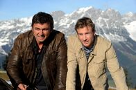 Der Bergdoktor – Bergdoktor Martin Gruber (Hans Sigl, l.) und sein Bruder Hans (Heiko Ruprecht, r.).