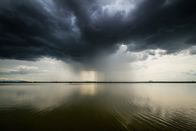 Magie des Monsuns – Monsun Sturm über dem künstlich angelegten Parakrama Samudra See, Sri Lanka.