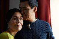 Thin Ice – Endlich wieder zusammen: Ina (Nukaka Coster Waldau) und Enok Lynge (Angunnguaq Larsen).