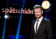 Spätschicht - Die SWR Comedy-Bühne – SÜDWESTRUNDFUNK Spätschicht Einmal im Monat, freitags um 23.30 Uhr, empfängt Gastgeber Florian Schroeder vor Publikum im Kleinen Haus des Staatstheaters Mainz vier bis fünf Kabarettisten und Comedians zu 45 kurzweiligen Minuten. Florian Schroeder.
