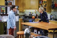 The Big Bang Theory – Penny (Kaley Cuoco, r.) wirft ihrem Mann Leonard (Johnny Galecki, l.) vor, dass ihre Beziehung seit der Hochzeit eingeschlafen ist. Werden die beiden das Feuer ihrer Liebe neu entfachen können oder ist es längst erloschen?