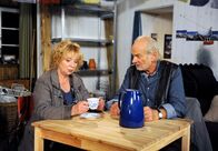 Rote Rosen – ARD ROTE ROSEN FOLGE 1545 Uhr im ERSTEN. Erika (Madeleine Lierck Wien, l.) glaubt nicht ganz an Hannes´ (Claus Dieter Clausnitzer, r.) Idee der zaunlosen Gärten und hat mit dem IGS-Wettbewerb abgeschlossen.