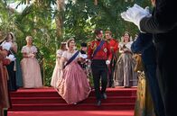 Victoria – v. l. n. r.: Prinzessin Heidi (Ellen Evans), Prinzessin Vicky (Louisa Bay), Königin Victoria (Jenna Coleman), Prinz Bertie (Laurie Shepherd), Prinz Albert (Tom Hughes), Lord Alfred (Jordan Waller) und Lady Emma Portman (Anna Wilson-Jones)