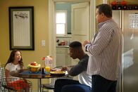Modern Family – v.li.: Lily Tucker-Pritchett (Aubrey Anderson-Emmons), Dwight (Winston Duke), Cameron Tucker (Eric Stonestreet)