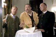 Die Rosenheim-Cops – Restaurantchef Ludwig Krammler (Fritz von Friedl, l.) erläutert seine hochtrabenden Pläne, was Polizeichef Gert Achtziger (Alexander Duda, r.) mit Interesse, Rosenheim-Cop Korbinian Hofer (Joseph Hannesschläger) mit Skepsis verfolgt.