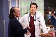 Chicago Med – (l-r) S. Epatha Merkerson als Sharon Goodwin, Ivan Shaw als Dr. Justin Lieu