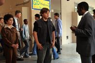 Monk – Grant Rosenmeyer (junger Adrian Monk, li.), Kevin Schmidt (Leo, mi.).
