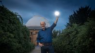 Faszination Universum – Harald Lesch nimmt die Zuschauer mit an den Rand der Erkenntnis und begibt sich in den Sog des Schwarzen Lochs.