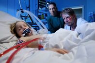In aller Freundschaft – Clemens Körner (Kai Scheve, re.) geht es immer schlechter. Er muss dringend untersucht und behandelt werden, sonst verliert seine kleine Tochter Julia (Fida Elise Pechstein, li.) nach ihrer Mutter auch noch ihren Vater. Doch Clemens weicht nicht vom Bett seiner Tochter. Julia ist ins Eis eingebrochen und ihr kleiner Körper wird nur sehr langsam wieder erwärmt. Schwester Arzu (Arzu Bazman, mi.) versucht alles, Clemes zu überreden, doch er weigert sich strikt.