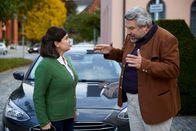 Die Rosenheim-Cops – Hilde Stadler (Isabel Mergl) ist zunächst skeptisch, ob sie den Erklärungen ihres Mannes (Dieter Fischer) Glauben schenken kann.