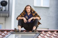 Nightlife – Renzo (Frederic Lau) ist vor seinen Verfolgern aufs Dach geflohen.
