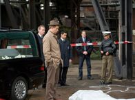 Pfarrer Braun – Kommissar Geiger (Peter Heinrich Brix, 2.v.re.) sichert den Tatort.
