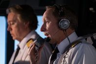 Mayday - Alarm im Cockpit – Kapitän Kevorkian (gespielt von Jeffrey Knight) und Erster Offizier Snyder (gespielt von Bruce Pringle) im Cockpit von TWA-Flug 800. (Bildnachweis: Cineflix/Darren Goldstein)