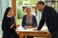 Um Himmels Willen – Schwester Hanna (Janina Hartwig, l.) spricht mit Sonja Petersen (Michaela Wiebusch, M.) und Max Petersen (Christoph Tomarek, r.). Sie sind strikt dagegen, dass ihre Tochter Rebecca mit ihrem Freund zusammenzieht.