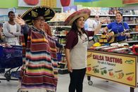 Superstore – Mateo (Nico Santos, l.) und Amy (America Ferrera, M.) machen mit einer kleinen Showeinlage auf die Verkostung aufmerksam, Dina (Lauren Ash, r.) liefert die passende Musik. Amy nutzt diese Aufmerksamkeit um mit Vorurteilen gegenüber Latinos aufzuräumen ...