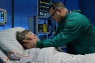In aller Freundschaft – Luise Brenner (Monika Lennartz) ist nach ihrem schweren Schlaganfall wieder aufgewacht. Ihr Sohn Hans-Peter Brenner (Michael Trischan) ist verzweifelt - momentan kann noch niemand sagen, ob der Anfall bleibende Schäden verursacht hat. Von Luises neuem Lebensgefährten fehlt momentan allerdings jede Unterstützung.