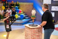 1, 2 oder 3 – Kamerakind Mavie filmt Elton mit einem Turmfalken.