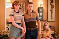 The Kids Are Alright – (v.li.): Kennedy Lea Slocum (Wendi), Caleb Foote (Eddie), Mary McCormack (Peggy Cleary).