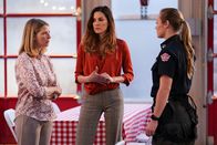 Station 19 – (v.l.n.r.) Katherine Bishop (Ivana Shein); Dr. Carina DeLuca (Stefania Spampinato); Dr. Miranda Bailey (Chandra Wilson)