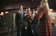 Criminal Minds – Das Baby von JJ (AJ Cook, 2.v.r.) bringt Freude ins Büro: Reid (Matthew Gray Gubler, l.), Morgan (Shemar Moore, 2.v.l.), Rossi (Joe Mantegna, 3.v.l.), Prentiss (Paget Brewster, 3.v.r.) und Penelope (Kirsten Vangsness, r.) ...