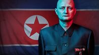 Der Maulwurf - Undercover in Nordkorea – Als Spion in Nordkorea - ein Familienvater aus Dänemark will undercover die Verstrickungen des Regimes in den internationalen Waffen- und Drogenhandel aufdecken.