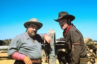 Weites Land – Die Viehzüchter Rufus Hannassey (Burl Ives, li.) und Buck Hannassey (Chuck Connors, re.) werden schnell zu Kontrahenten von McKay.
