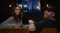 aspekte – Salwa Houmsi (l.) und Jörg Friedrich (r.) testen das neueste Spiel von Paintbucket Games, "The Darkest File", das von den Ermittlungen der Auschwitz-Prozesse inspiriert ist.