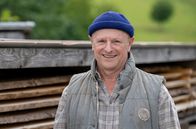 Die Fallers - Die SWR Schwarzwaldserie – Toni Willmann (Roland Frey) hat sich mit seinem Selbstgebrauten zur regionalen Biermesse angemeldet.; SWR DIE FALLERS - DIE SWR SCHWARZWALDSERIE, FOLGE 1236, "Von Federn und Borsten" Uhr im SWR. Toni Willmann (Roland Frey) hat sich mit seinem Selbstgebrauten zur regionalen Biermesse angemeldet.