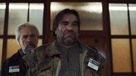 neoriginal: Tabula Rasa – Der Förster (Marc Peeters, r.), den Mie in ihren Träumen irrtümlich als "Bob" identifiziert hat, entpuppt sich als der von Inspektor Wolkers (Gene Bervoets, l.) angeführte Zeuge.