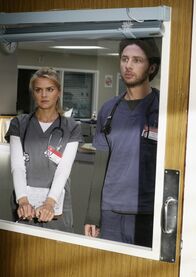 Scrubs - Die Anfänger – J.D. (Zach Braff, r.) nimmt Denise (Eliza Coupe, l.) unter seine Fittiche, und muss feststellen, dass sie nach wie vor sehr grob und kein bisschen mitfühlend ist ...