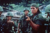 Platoon – Die physische und psychische Belastung ist für die jungen Soldaten unerträglich. Viele stehen kurz vor dem Wahnsinn. Bei einem Angriff auf ein Bauerndorf werden die Jungen zu Bestien. Wie im Rausch töten sie Krüppel, Frauen und Kinder.