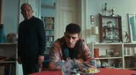 Asbest – Momo Kaval (Xidir Koder Alian, re.) taucht unerwartet bei Trainer Gerd Meier (Uwe Preuss, li.).