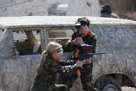 Speechless – Da JJ mit Kenneth unterwegs ist, gehen Ray (Mason Cook, r.) und Dylan (Kyla Kenedy, l.) mit ihrem Vater zum Paintball ...
