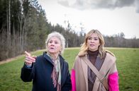 Sturm der Liebe – Greta (Laura Osswald, r. mit Antje Hagen, l.) erfährt sprachlos, dass Luis ein bekannter und begnadeter Koch ist.