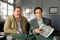 Die Rosenheim-Cops – Martin Fröhlich (Christof Arnold, r.) bestätigt gegenüber Kommissar Hofer (Joseph Hannesschläger, l.), dass die gefundenen Diamanten Fälschungen sind.