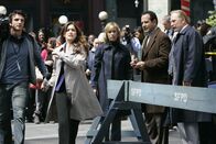Monk – Natalie Teeger (Traylor Howard, 3.v.r.), Monk (Tony Shalhoub, 2.v.r.) und Captain Leland Stottlemeyer (Ted Levine, r.) arbeiten an einem neuen Fall ...