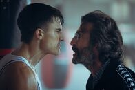 Operación Marea Negra – Nando (Álex González, l.) träumt von einer Karriere als Profiboxer, doch sein Trainer (Luis Zahera, r.) ist überzeugt, dass er dafür zu alt sei. Zwischen ihnen entbrennt ein hitziger Streit.